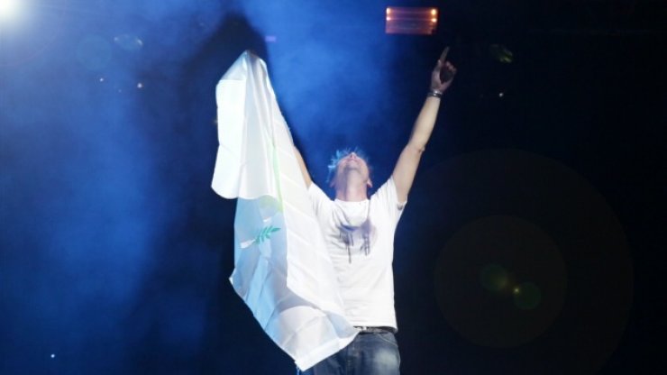 Armin Van Buuren: Δείτε τον να κυματίζει την κυπριακή σημαία!