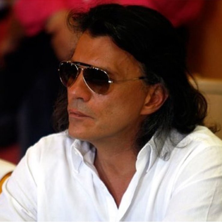 Γιατί φοράει συνέχεια γυαλιά ηλίου ο Ηλίας Ψινάκης