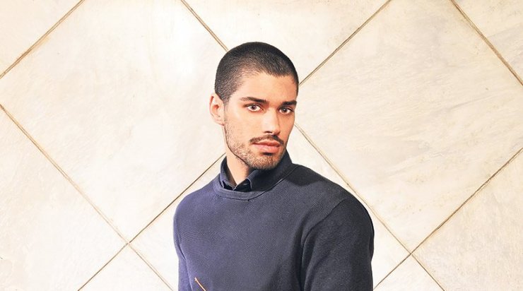 Πάρις Καρνέζης: Έβαλε τα πόδια των Ιταλών σε ελληνικά σανδάλια [Εικόνες]