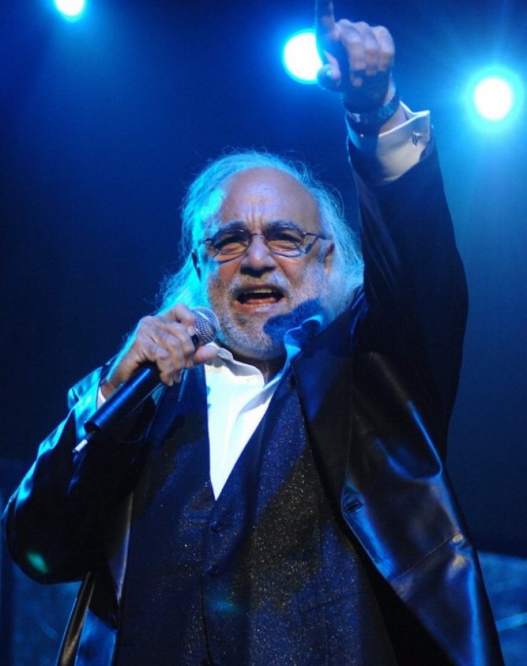 Στο σφυρί η χλιδάτη βίλα του Ντέμη Ρούσσου στη Βούλα [εικόνες]