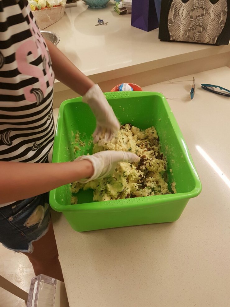 Κύπριες socialite στην κουζίνα για να ετοιμάσουν τις φλαούνες 