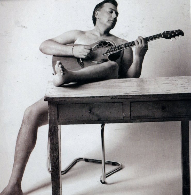 Ο Νίκος Μακρόπουλος παίζει την κιθάρα του γυμνός!