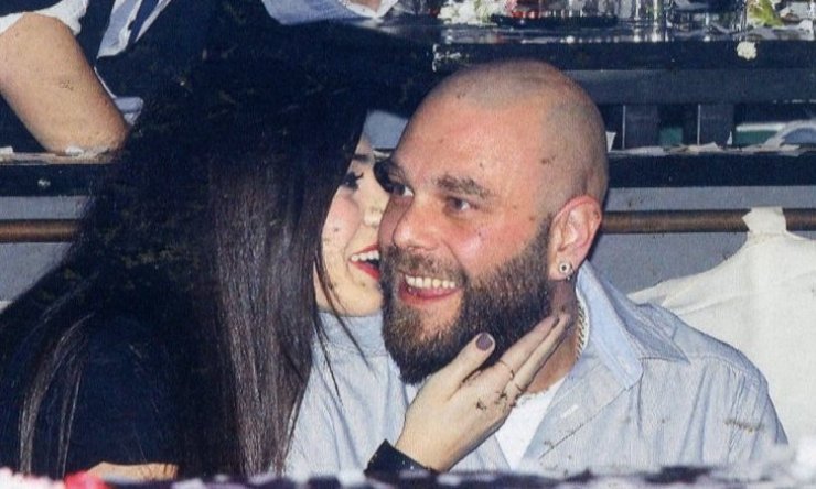 Ήβη Αδάμου: Αγκαλίτσες και φιλάκια στον coach του «The Voice»