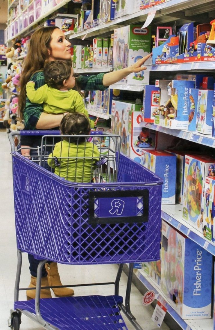  Η Καλομοίρα με τα δίδυμα σε παιχνιδάδικο!