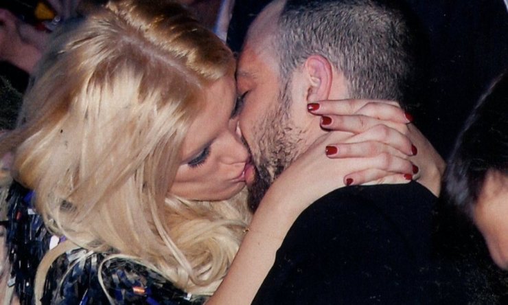  «Καυτά» φιλιά Καινούργιου - Σταθοκωστόπουλος σε δημόσια θέα!