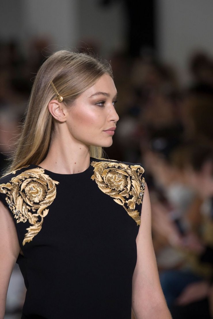 Αυτό το αξεσουάρ μαλλιών επέστρεψε από τη δεκαετία του 90