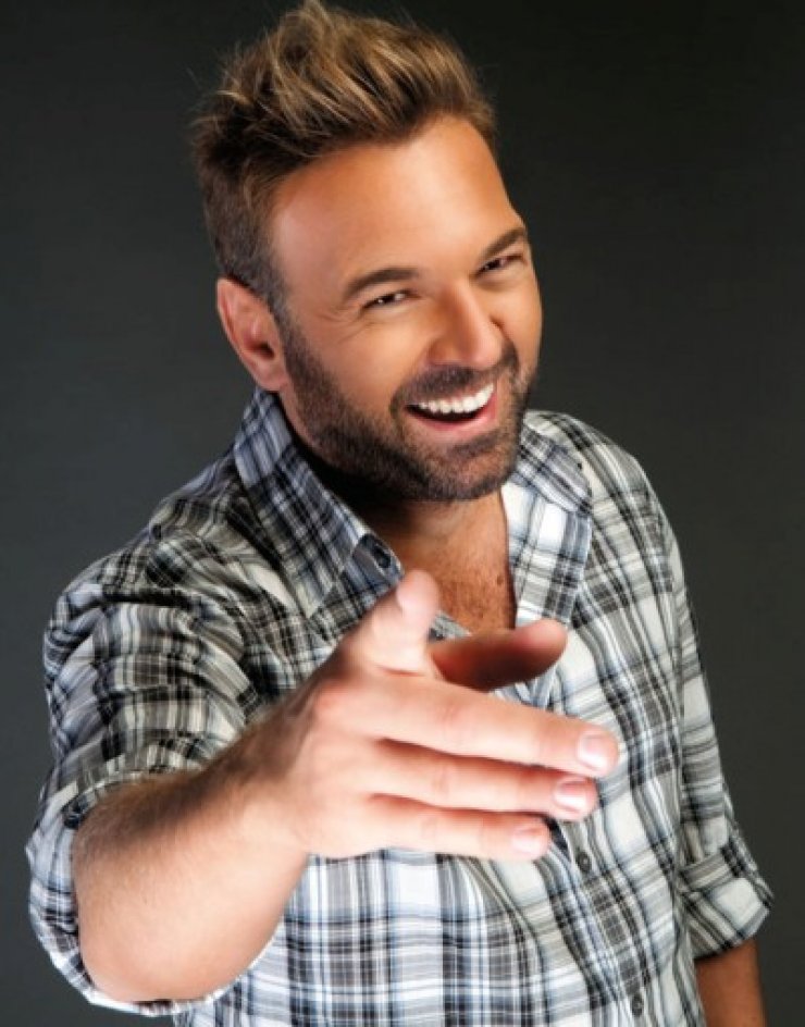 Μάκης Πουνέντης: Παρουσιαστής του Super Christmas Concert 