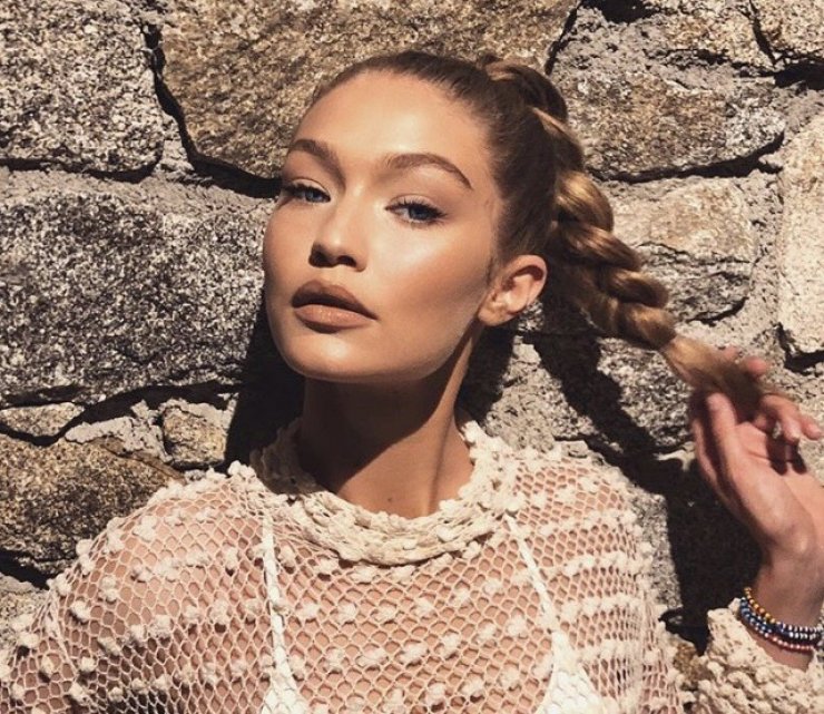 Gigi Hadid: Ποια "it bag" κράτησε κατά τη διάρκεια της παραμονής της στην Ελλάδα;