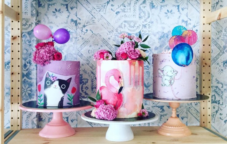 Η Άννη φτιάχνει κέικ βγαλμένα από παραμύθι