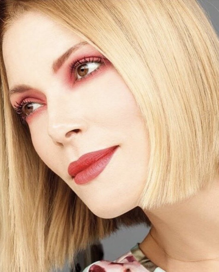 Η Βίκυ Καγιά μας δείχνει πως μπορούμε να φορέσουμε το κουστούμι και να δείχνουμε σέξι