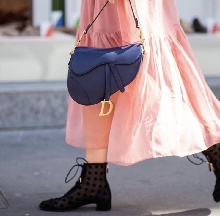 18 χρόνια μετά γίνεται και πάλι η it bag της σεζόν