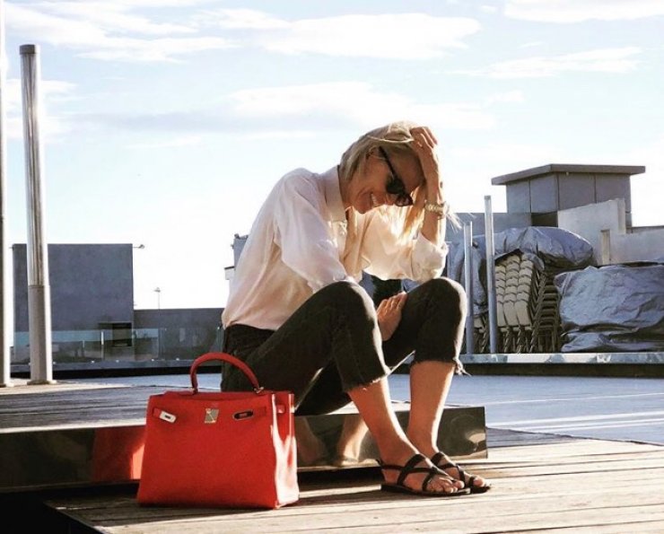 Η Βίκυ Καγιά μας δείχνει πως να φορέσουμε το χρώμα του φθινοπώρου