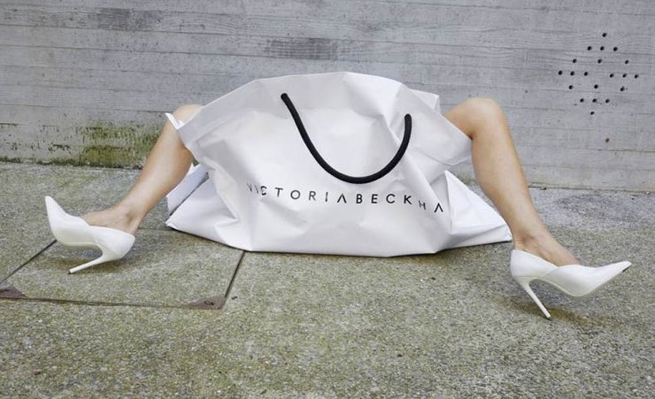 Victoria Beckham: Σχεδίασε το πιο cool t-shirt