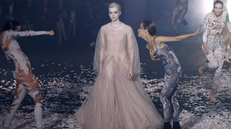 Dior Άνοιξη / Καλοκαίρι 2019: H Maria Grazia Chiuri παρουσίασε την πιο θηλυκή και σύγχρονη εκδοχή της μπαλαρίνας