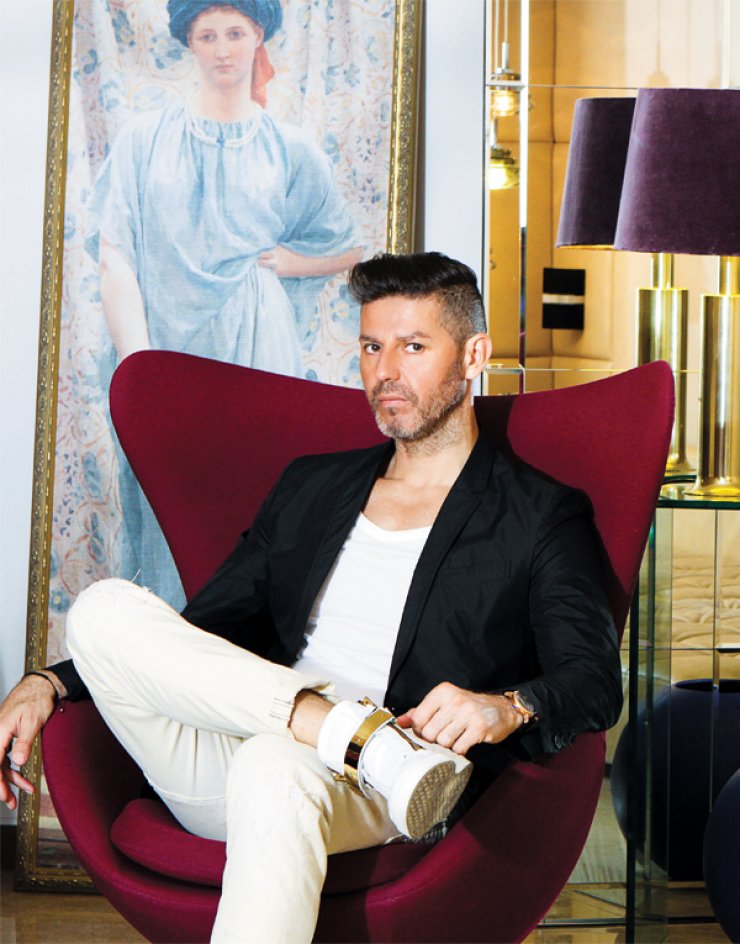 Ανδρέας Τρισβέης: Ο επιτυχημένος αρχιτέκτονας άνοιξε την πόρτα του σπιτιού του!