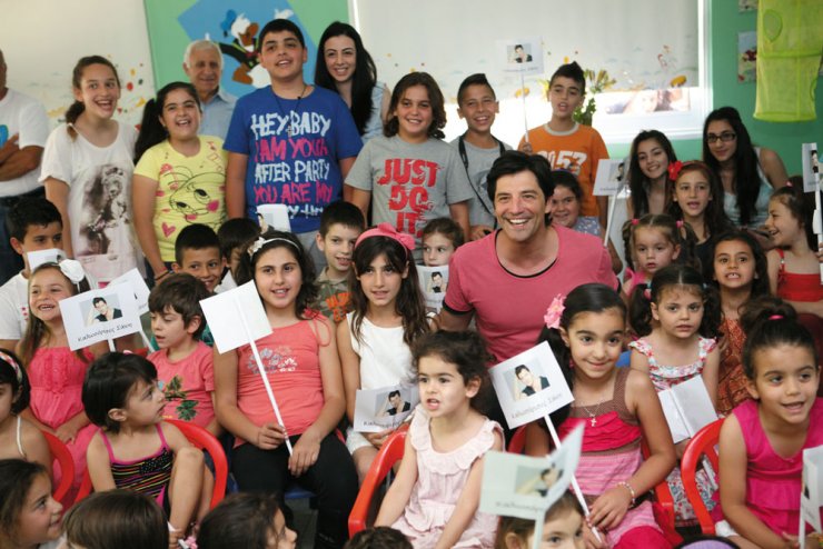 Σάκης Ρουβάς: Έγινε παιδί σε νηπιαγωγείο της Κλήρου