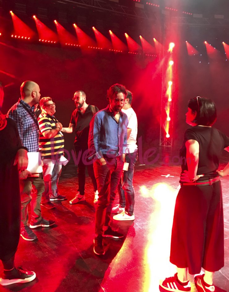 Πάνος Μουζουράκης - Κωστής Μαραβέγιας: Οι πρώτες εικόνες από την άφιξη τους στο Δημοτικό Θέατρο Στροβόλου!