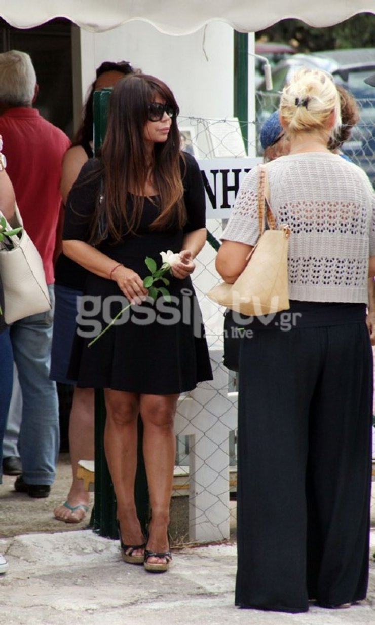 Ντυμένη στα μαύρα και καταβεβλημένη η Χριστίνα Μαραγκόζη στην κηδεία του Βαρδή