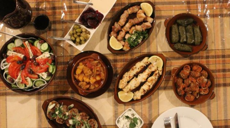 10 ταβερνάκια με μεζέ και μουσική στα πέριξ