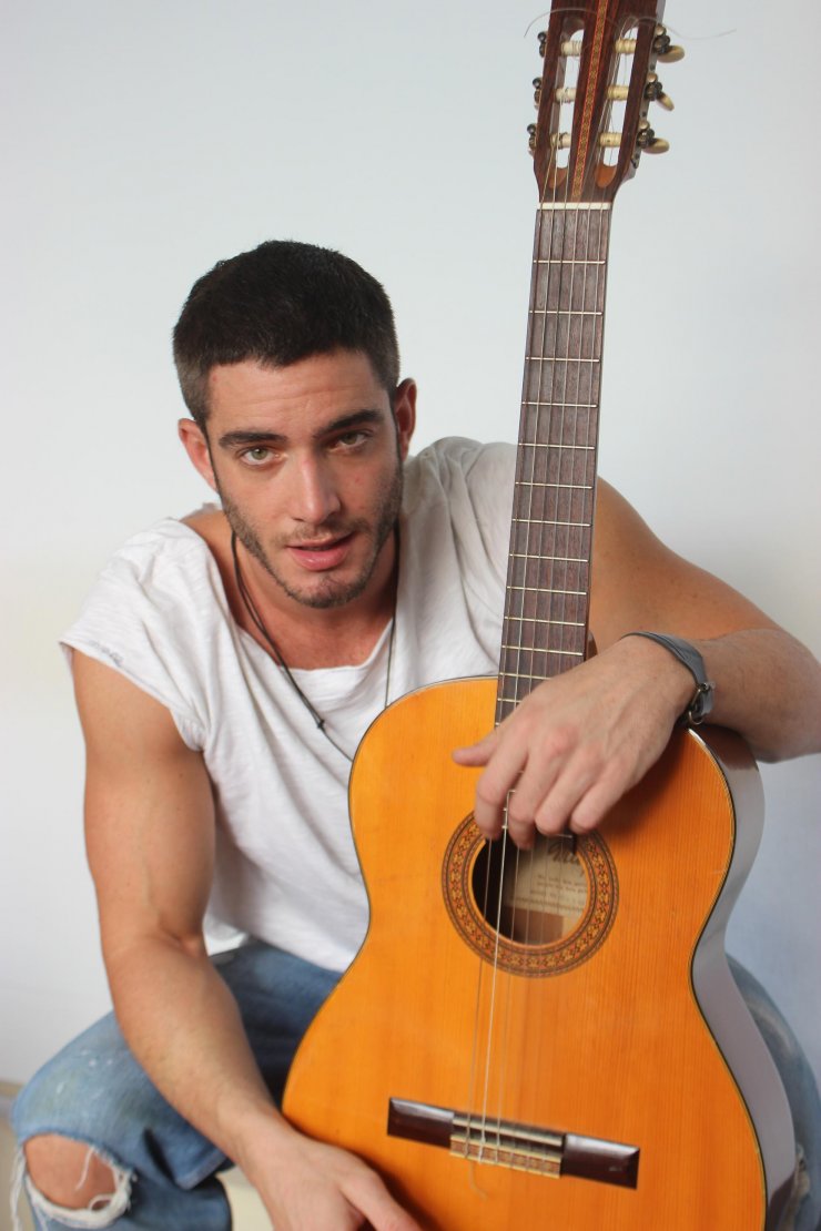 Θεοχάρης Ιωαννίδης: Στην Κύπρο η πρώτη του εμφάνιση και παρουσιάση των νέων του τραγουδιών