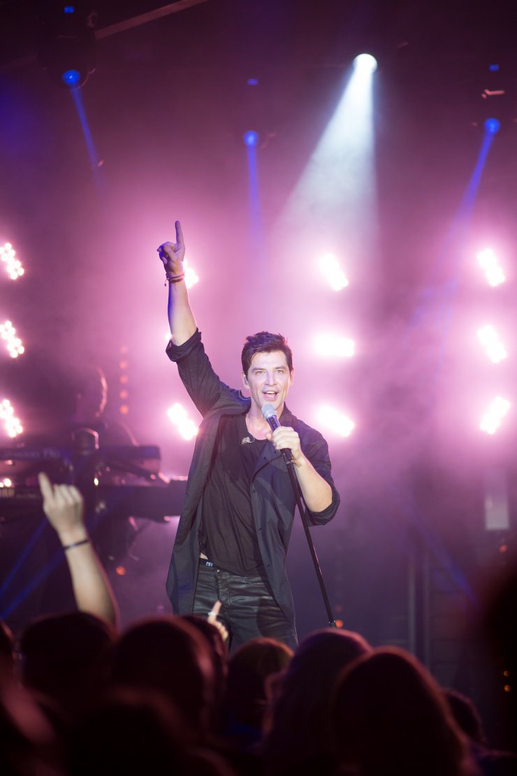 Αποθεώθηκε ο Σάκης Ρουβάς στην πρεμιέρα των νυχτερινών του εμφανίσεων