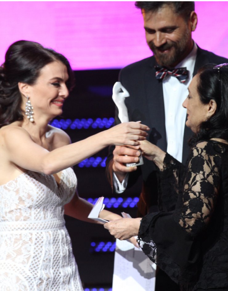 Άλκηστη Παυλίδου-Χριστίνα Παυλίδου: Τα  δάκρυα όταν η κόρη βράβευσε τη μαμά της στα βραβεία "Madame Figaro Γυναίκες της Χρονιάς 2015"