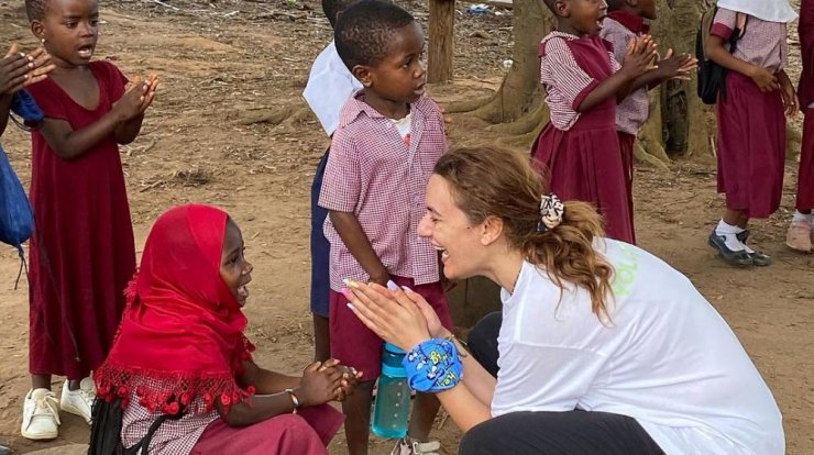 Ιωάννα Λαμπροπούλου: Ψυχαγωγεί τα παιδιά στην Τανζανία και νιώθει ευγνώμων [βίντεο & εικόνες]