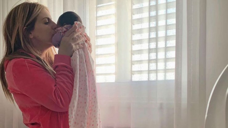 Ιωάννα Κασουλίδου: Η εικόνα αγκαλιά με την δύο μηνών κορούλα της που λατρέψαμε! 