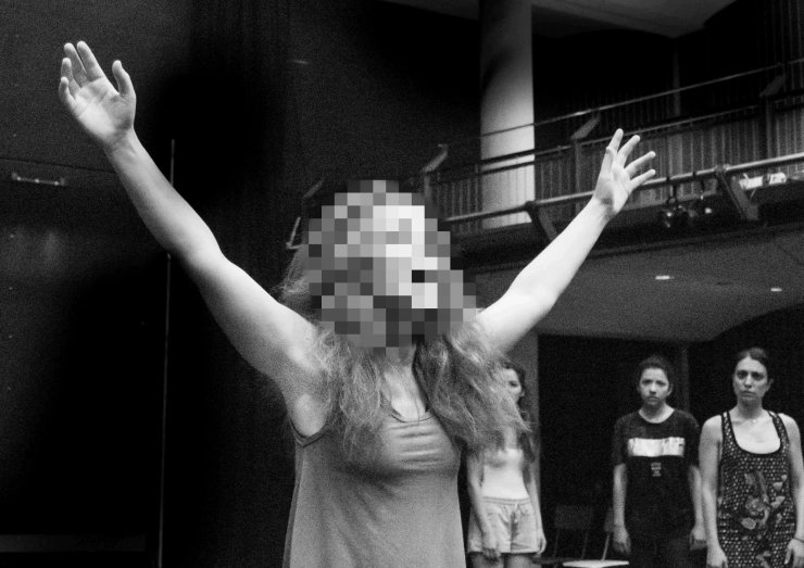 Ποια Κύπρια ηθοποιός θα εμφανίζεται topless στο θεατρικό σανίδι;