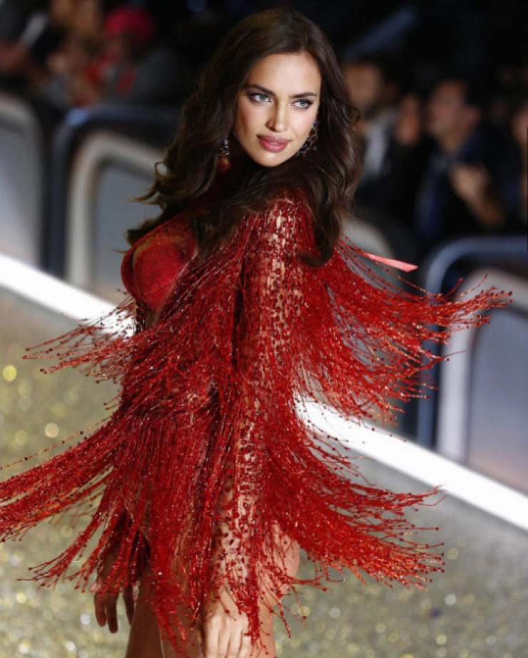 Irina Shayk: Δείτε τη με φουσκωμένη κοιλίτσα!