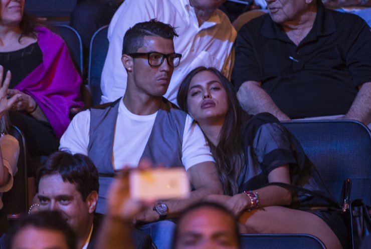 H Irina Shayk κοιμήθηκε σε αγώνα μποξ…πάνω στο Ronaldo [εικόνες]