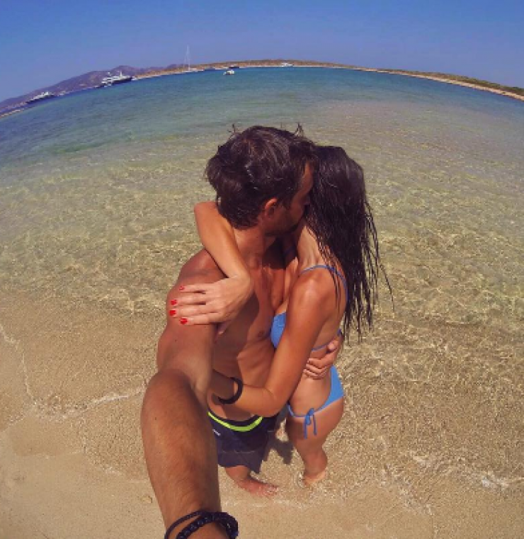 Ζευγάρι της ελληνικής showbiz ανταλλάζει καυτά φιλιά στην παραλία!