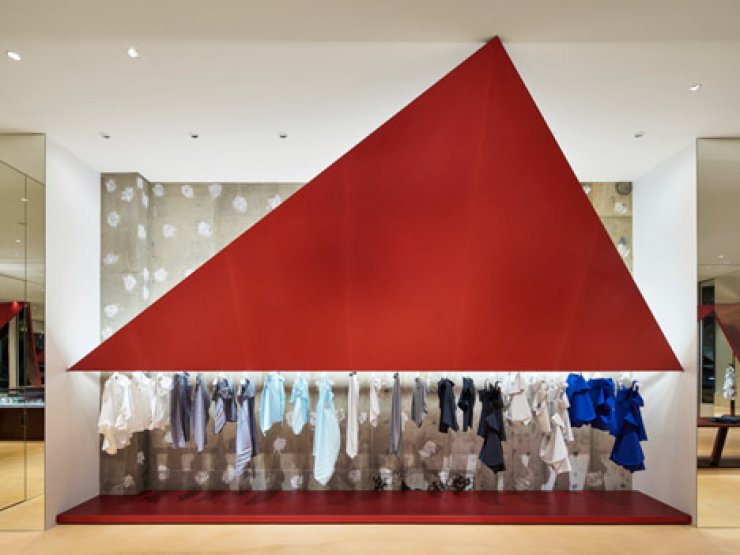 Τρίγωνα στο Issey Miyake store