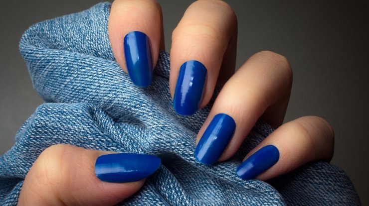 Μπλε νύχια: Το χρώμα που θα βλέπεις παντού το φθινόπωρο