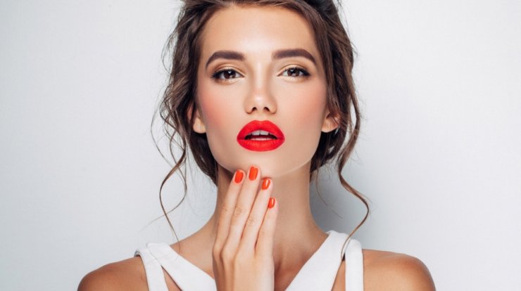 Η Έλενα Μηλιδώνη σου δίνει τις expert συμβουλές της για ένα εντυπωσιακό festive make-up look