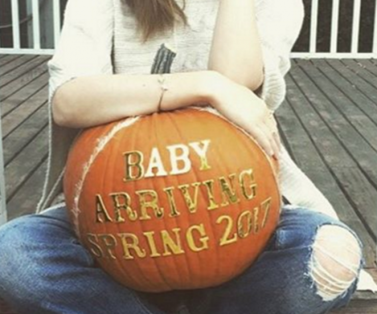 Πασίγνωστη ηθοποιός περιμένει το πρώτο της μωράκι!