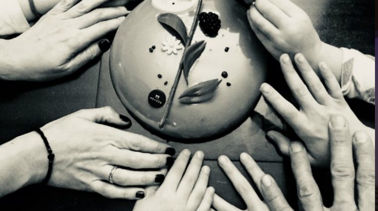 Η υπέροχη φωτογραφία γοητευτικού Έλληνας ηθοποιού με τις τρεις κόρες του!