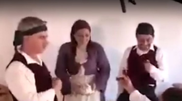 Κύπριος ηθοποιός διέκοψε το γύρισμα, γονάτισε και έκανε πρόταση γάμου στην αγαπημένη του!