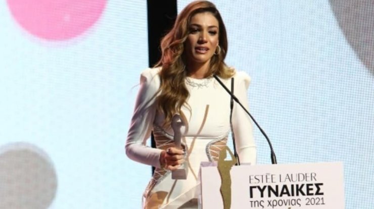 Ήβη Αδάμου: Η συγκίνηση της τη στιγμή που βραβεύτηκε και η αφιέρωση στην κόρη της [βίντεο]