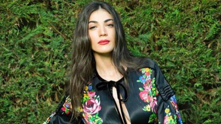 Ήβη Αδάμου: Δείτε την να κάνει βόλτα με την κόρη της στην Αθήνα! [εικόνες]