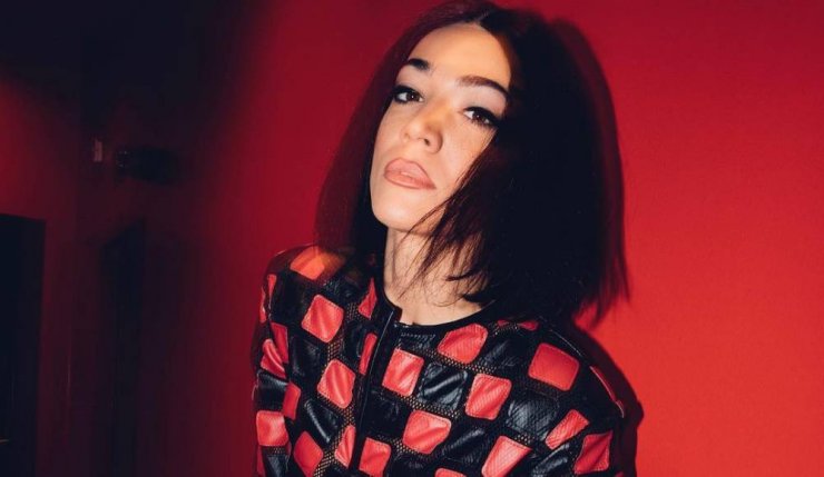 Ήβη Αδάμου: Ακολουθήστε τα βήματά της για μια fashionable καλοκαιρινή εμφάνιση 