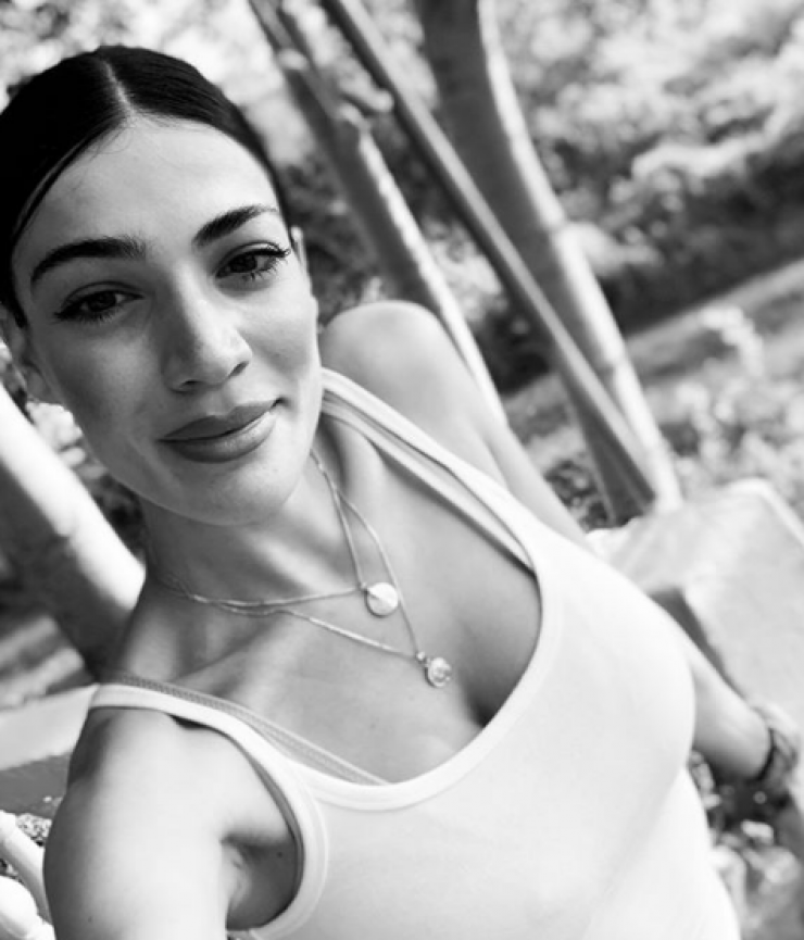 Ήβη Αδάμου: Ποζάρει για πρώτη φορά αγκαλιά με τη νεογέννητη κορούλα της!