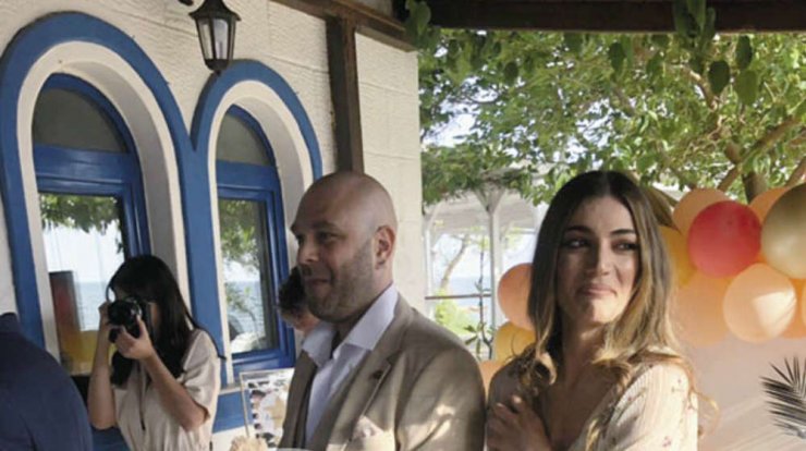 Ήβη Αδάμου – Μιχάλης Κουϊνέλης: Οι εικόνες που δεν είχαμε δει από το μυστήριο της βάπτισης της κόρης τους!