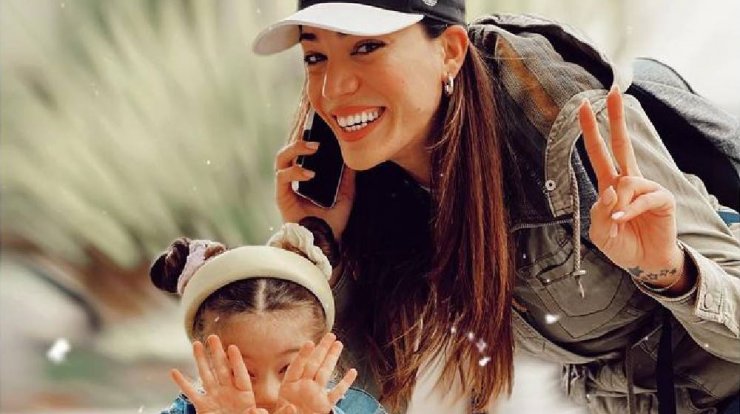 Ήβη Αδάμου: Ποζάρει ευτυχισμένη στο σπίτι στην αγκαλιά της κόρης της [εικόνες]