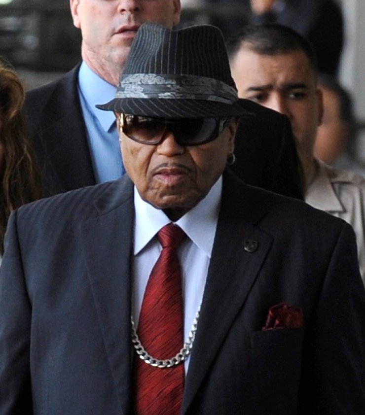 Ο πατέρας του Michael αποσύρει τη μήνυση κατά του δρ Murray