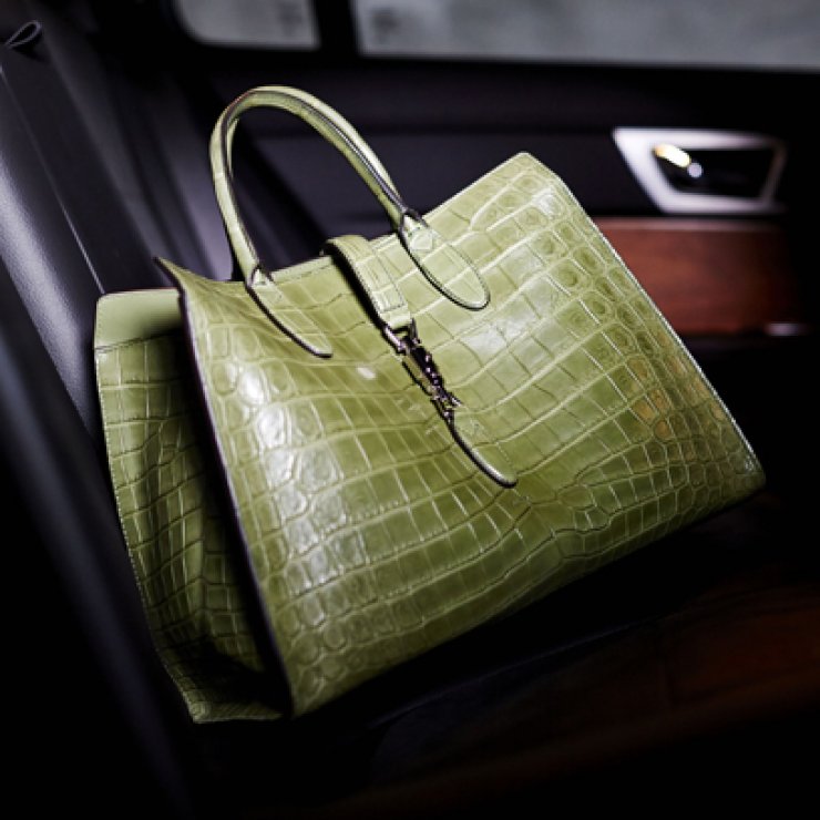 H θρυλική Jackie bag επανακυκλοφορεί με μούσα την Kate Moss