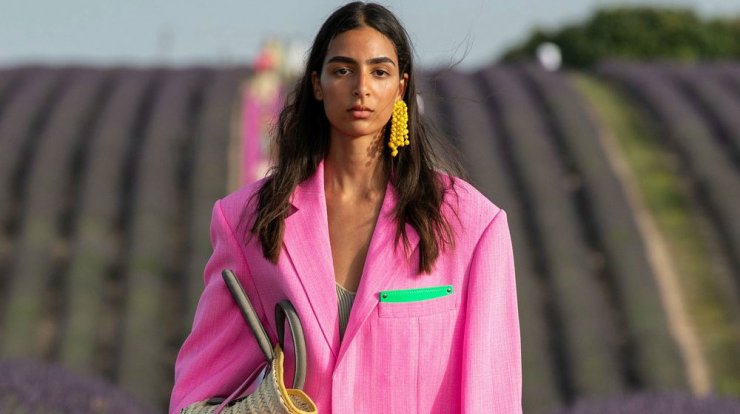 Η χριστουγεννιάτικη συλλογή Jacquemus θα σε πείσει πως το ροζ είναι ιδανικό για τις γιορτές 