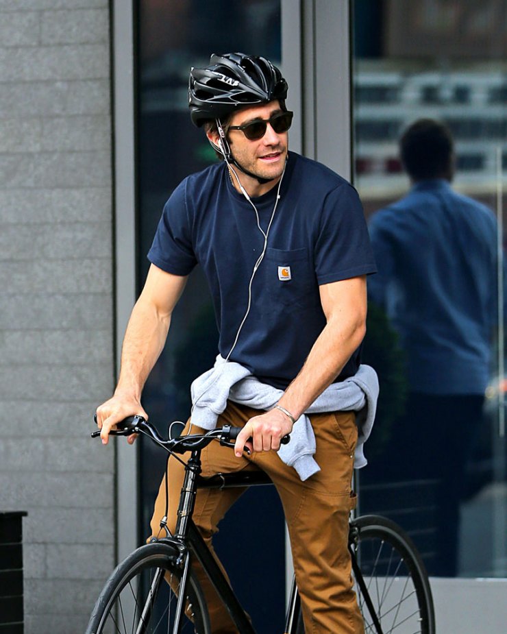 Καυτός ηθοποιός γυμνάζεται με το ποδήλατό του [εικόνες]