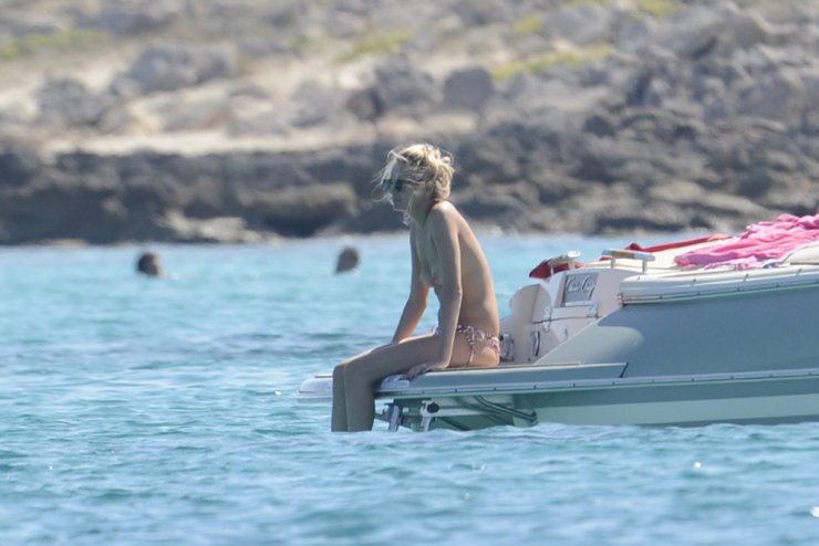 Η σύντροφος διάσημου τραγουδιστή κάνει μπάνιο topless [εικόνες]