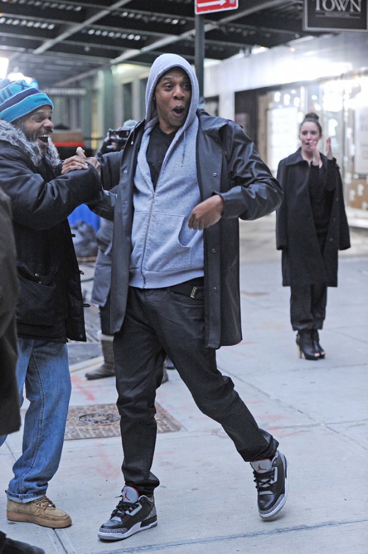 Jay Z: Με ποιον αγκαλιάζεται στη μέση του δρόμου;
